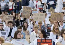 Quinta semana de huelga de médicos en la Comunitat Valenciana para exigir mejoras laborales y más personal Médicos de la Comunitat Valenciana protestan durante una huelga