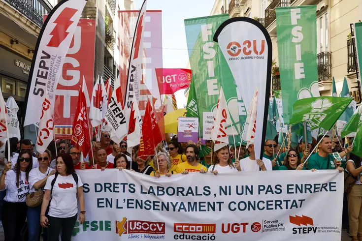 Profesores concentrados ante Les Corts Valencianes durante una jornada de huelga