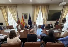 El ministro Óscar Puente se reúne con vecinos junto al Parque Central de Alicante