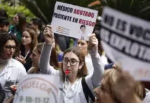 Los médicos valencianos ven posible un acuerdo con Sanidad sobre jornada, guardias y traslados Médicos en una jornada de huelga contra una propuesta del Ministerio de Sanidad