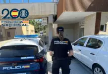 Personal sanitario atendiendo en Urgencias mientras un paciente agrede durante la asistencia en un hospital