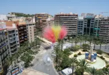 Vista general de una mascletà en la plaza de los Luceros de Alicante
