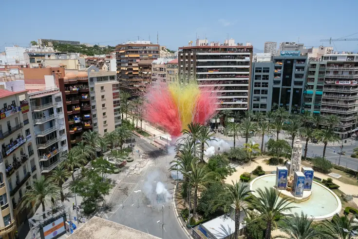 Vista general de una mascletà en la plaza de los Luceros de Alicante