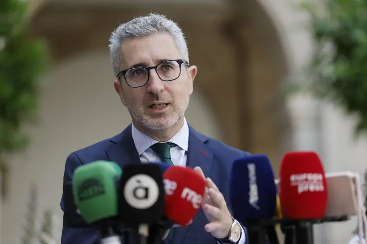 El ministro de Hacienda, Arcadi España, habla con la prensa tras reunirse con sindicatos y patronal valencianos