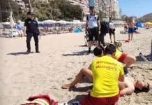 Rescate simulado en la playa de El Postiguet con una moto de agua y un dron en el cielo