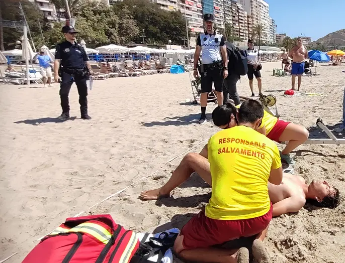 Rescate simulado en la playa de El Postiguet con una moto de agua y un dron en el cielo