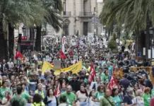 Docentes valencianos se manifiestan por las calles del centro en una protesta.