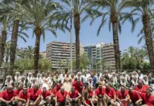 Personas con pañuelos blancos tras una mascletà en la plaza de los Luceros de Alicante