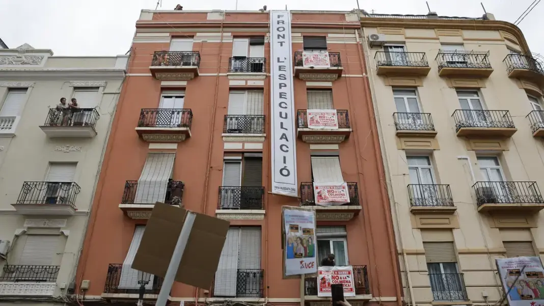 Manifestación por el derecho a la vivienda en Valencia con pancarta bajo el lema “Acabem amb el negoci de l’habitatge”.