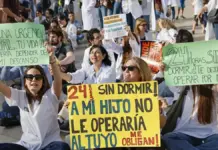 La huelga de médicos deja más de 404.000 citas canceladas en la Comunitat Valenciana Manifestación de médicos en la plaza de la Reina de València, Comunitat Valenciana