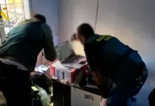 Agentes de la Guardia Civil analizan un dispositivo incautado al ciberpederasta detenido en Alicante