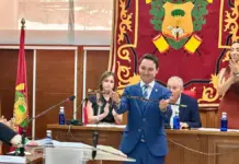 Banderas del PP y fotografía del partido en un acto en Callosa de Segura