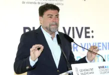 Luis Barcala durante una visita a las obras de viviendas de alquiler asequible en Rabasa, Alicante