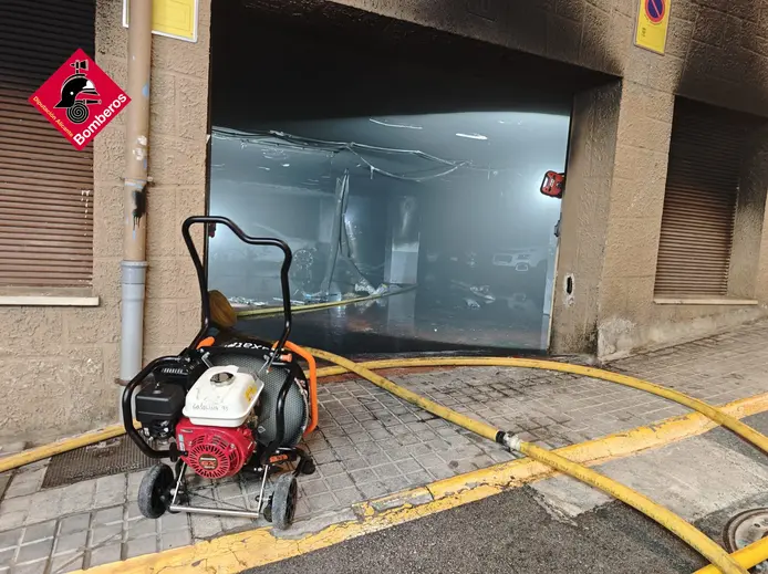 Bomberos del Consorcio Provincial de Alicante intervienen en el incendio de un garaje en Xixona