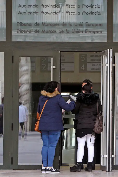 Entrada principal de la Audiencia Provincial de Alicante
