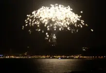 Disparo de la palmera de fuegos artificiales durante las Hogueras de San Juan