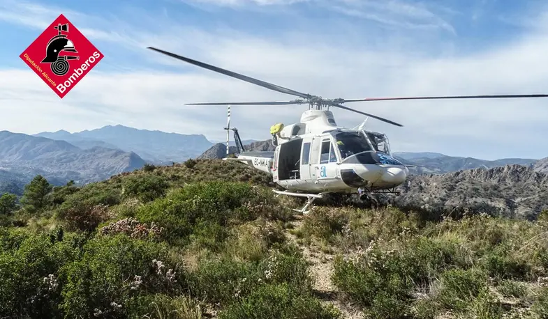 Bomberos durante una intervención, con medios de emergencias del dispositivo especial
