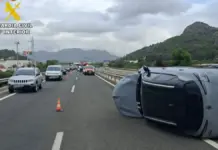 Localizan oculto entre árboles al conductor que huyó tras un accidente con dos heridos en la AP-7