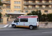 Ambulancia en imagen de archivo, con luces y personal de emergencias