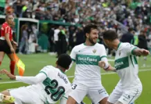 Jugadores del Elche celebran un gol