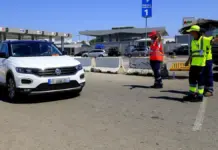 Coches embarcando en el puerto de Tarifa, Cádiz, rumbo a Tánger en la Operación Paso del Estrecho