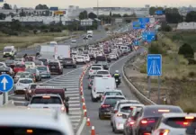 Atasco en la A-3 con vehículos detenidos en la carretera