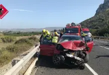 Dos coches tras un choque frontal en El Verger, Alicante, con personal de emergencias.