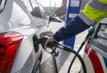 Hombre repostando gasolina en un coche