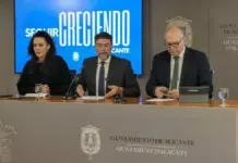 Cutanda reclama en Alicante respetar los tiempos judiciales en el caso de las VPP de Les Naus Alcalde de Alicante y autoridades municipales, Cristina Cutanda y Manuel Villar, en una foto de archivo