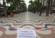 Reventones cálidos y rachas de más de 90 km/h castigan el sur de Alicante Explanada de Alicante con zona acordonada y alerta meteorológica, playa con bandera roja