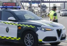 Agentes de la Guardia Civil realizan un control de tráfico en la vía