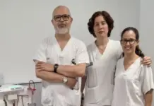 Centro sanitario con personal preparando hemodiálisis a domicilio en Elche