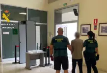 Agentes de la Guardia Civil trasladan a un detenido en Aspe, Alicante.