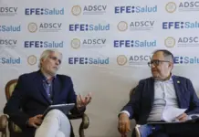 Carlos Vilar y Carlos Fornes en un acto; representantes del Colegio de Médicos y Derecho Sanitario.