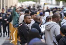 Cola de personas ante el Ayuntamiento de Valencia para solicitar la regularización extraordinaria