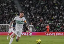 Josan Ferrández, centrocampista del Elche, en una acción durante un partido