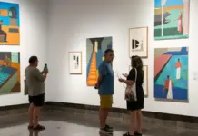 Personas en un acto en la Lonja del Pescado de Alicante.
