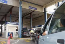 Agente de la Policía Nacional trabajando en la Operación Paso del Estrecho en el Puerto de Alicante