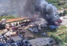 Bomberos en la escena del incendio de un desguace en Verger