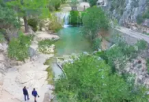 À Punt recorre en bicicleta las Fuentes de la Marina Baixa con ‘Valencians sobre rodes’