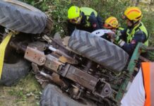 Herido tras quedar atrapado bajo su tractor en Benimantell