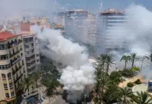 Vista general de una mascletà en la plaza de los Luceros de Alicante.