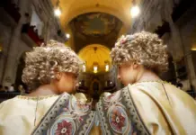 Dos niños disfrazados de ángeles conversan antes de la representación del Misteri d'Elx