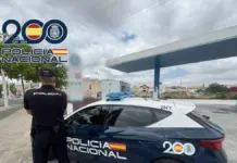 Policía Nacional en una estación de servicio durante una investigación.