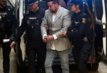 Hombre condenado llegando a la Audiencia Provincial de Alicante junto al acceso del edificio