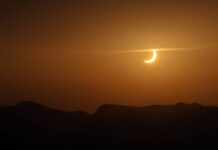 Unas 20.000 personas se movilizan en Alicante para ver un eclipse con nubes pero sin incidentes