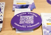 Puntos Violeta en un festival, señalización de prevención y atención ciudadana
