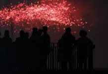 Pirotecnia iluminando el cielo de Elche durante la Nit de l’Albà, en honor a la Virgen de la Asunción.