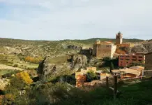 Castielfabib logra la categoría de Municipio Turístico de Singularidad en la Comunitat Vista exterior de un municipio con el entorno urbano y paisaje, en Castielfabib.