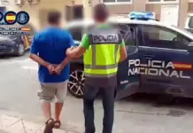 Agentes de la Policía Nacional detienen a un ladrón en Benidorm durante un bufé del desayuno